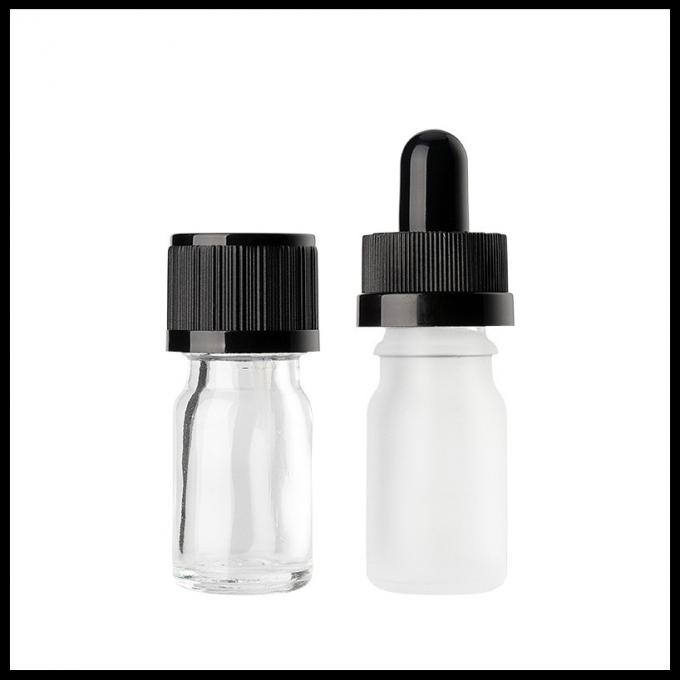 Diversas botellas de cristal del aceite esencial de los tamaños despejan los casquillos del dropper de ojo a prueba de niños